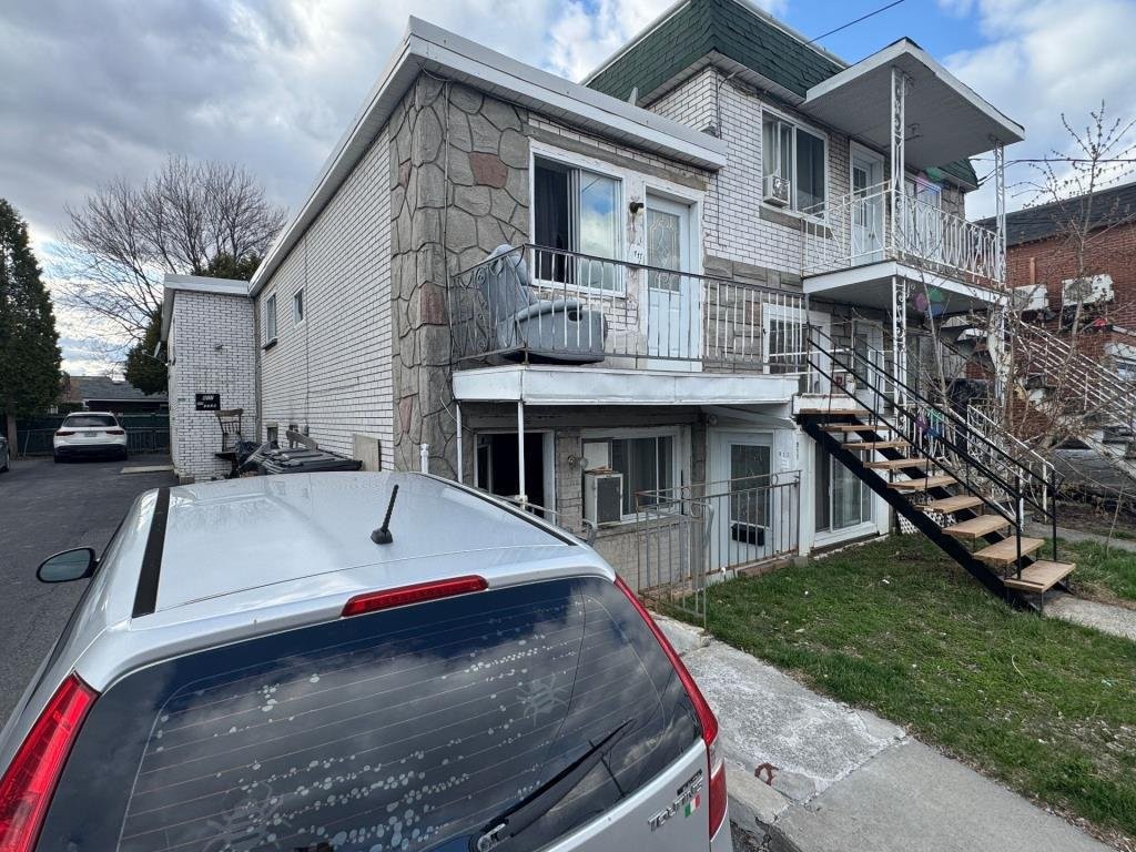 









911


Rue Front

,
Longueuil (Le Vieux-Longueuil),




QC
J4K1Z9

