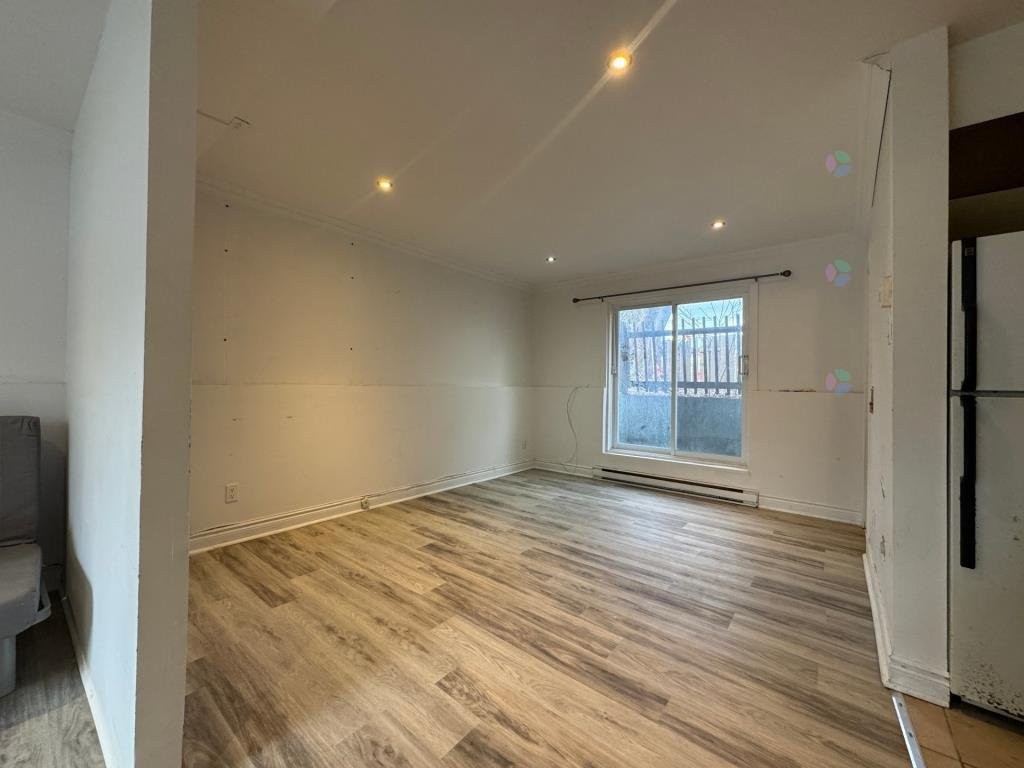 









911


Rue Front

,
Longueuil (Le Vieux-Longueuil),




QC
J4K1Z9

