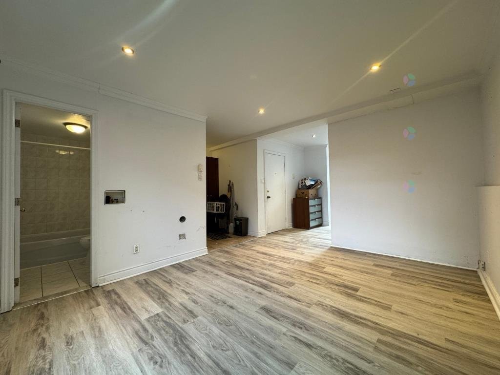 









911


Rue Front

,
Longueuil (Le Vieux-Longueuil),




QC
J4K1Z9

