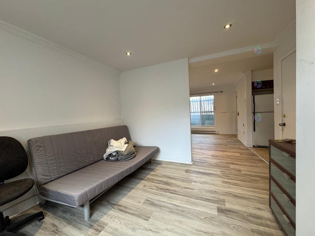 









911


Rue Front

,
Longueuil (Le Vieux-Longueuil),




QC
J4K1Z9

