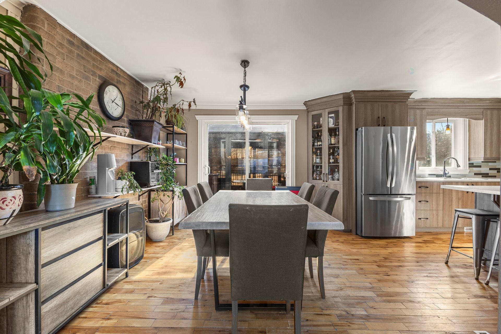 









326


Rue Principale

,
Beauharnois,




QC
J6N0E6

