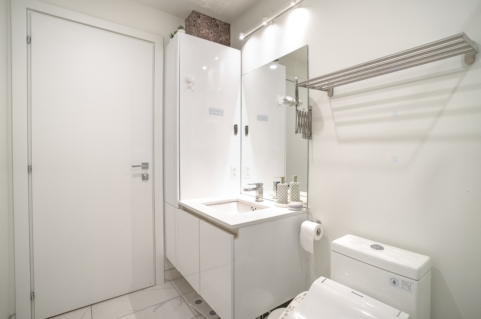 









1170


Rue Montcalm

, 908,
Montréal (Ville-Marie),




QC
H2L0M2

