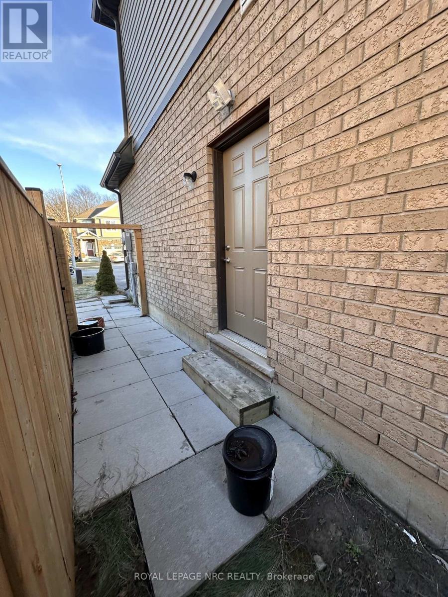 












40 ELDERBERRY ROAD

,
Thorold (Confederation Heights),




Ontario
L2V0E7

