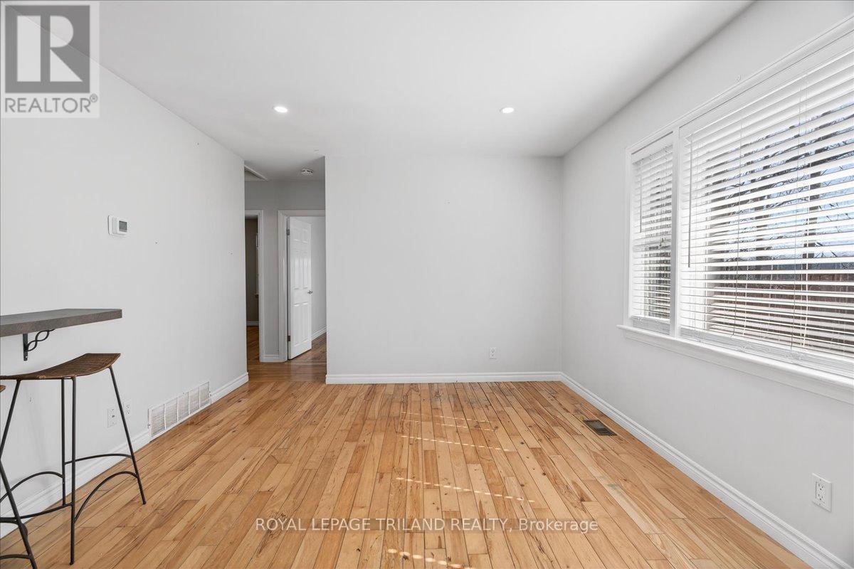 












250 GREENWOOD AVENUE

,
London South (South D),




Ontario
N6J3G4

