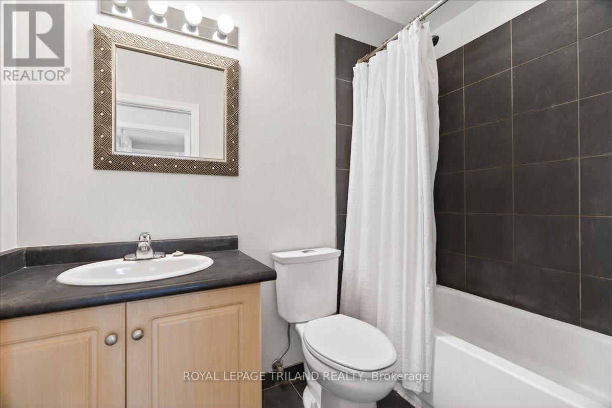 












250 GREENWOOD AVENUE

,
London South (South D),




Ontario
N6J3G4

