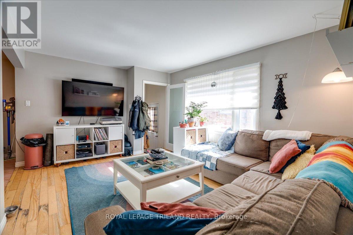 












250 GREENWOOD AVENUE

,
London South (South D),




Ontario
N6J3G4

