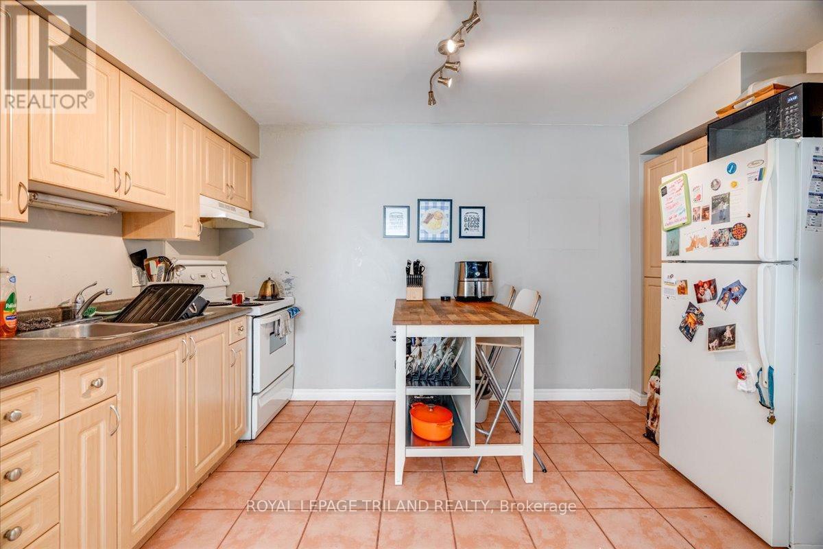 












250 GREENWOOD AVENUE

,
London South (South D),




Ontario
N6J3G4

