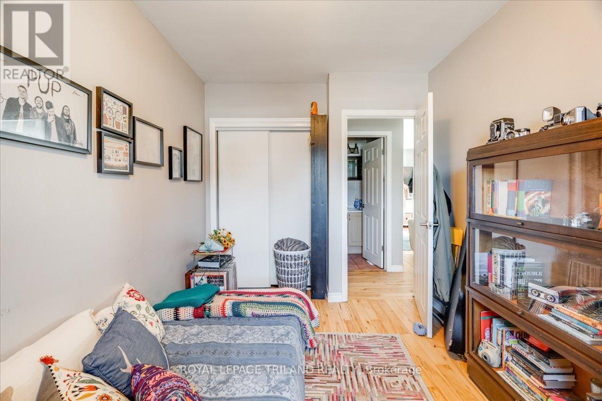 












250 GREENWOOD AVENUE

,
London South (South D),




Ontario
N6J3G4

