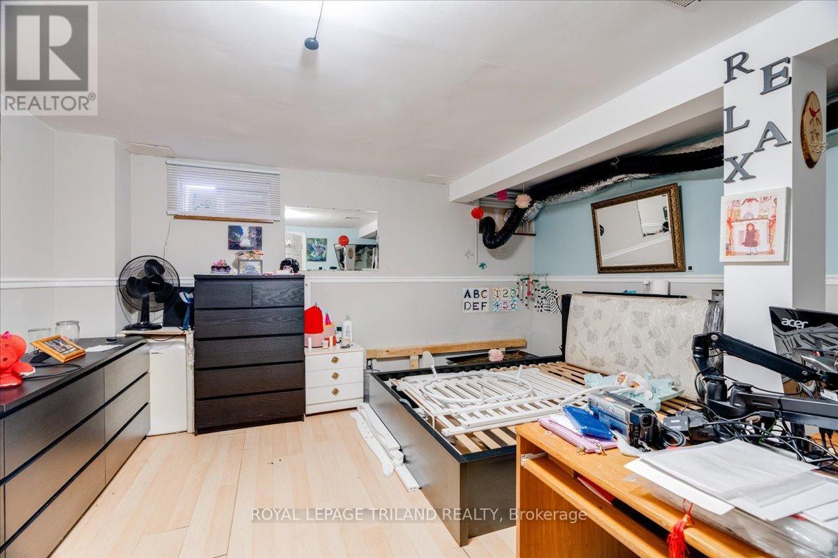 












250 GREENWOOD AVENUE

,
London South (South D),




Ontario
N6J3G4

