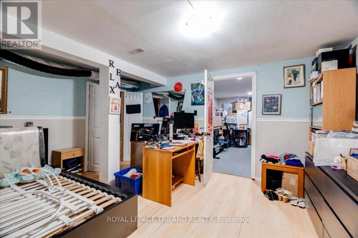 












250 GREENWOOD AVENUE

,
London South (South D),




Ontario
N6J3G4

