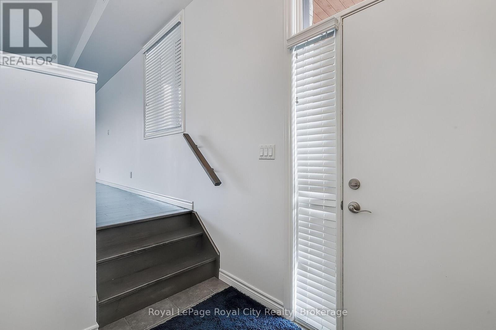 












2 - 32 ARKELL ROAD

,
Guelph (Kortright East),




Ontario
N1L0L4

