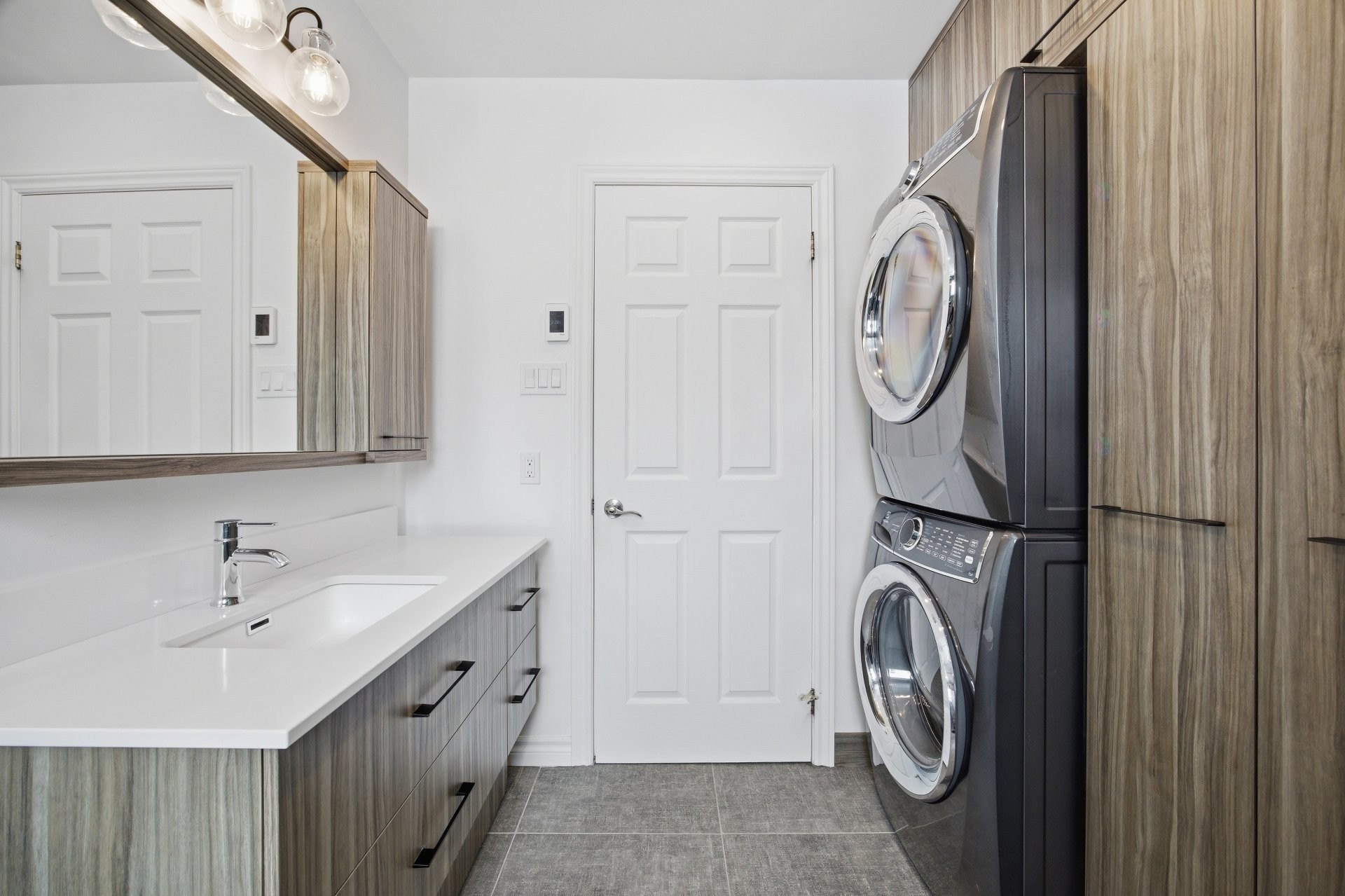 









951


Rue de Monaco

,
Mont-Saint-Hilaire,




QC
J3H4N4

