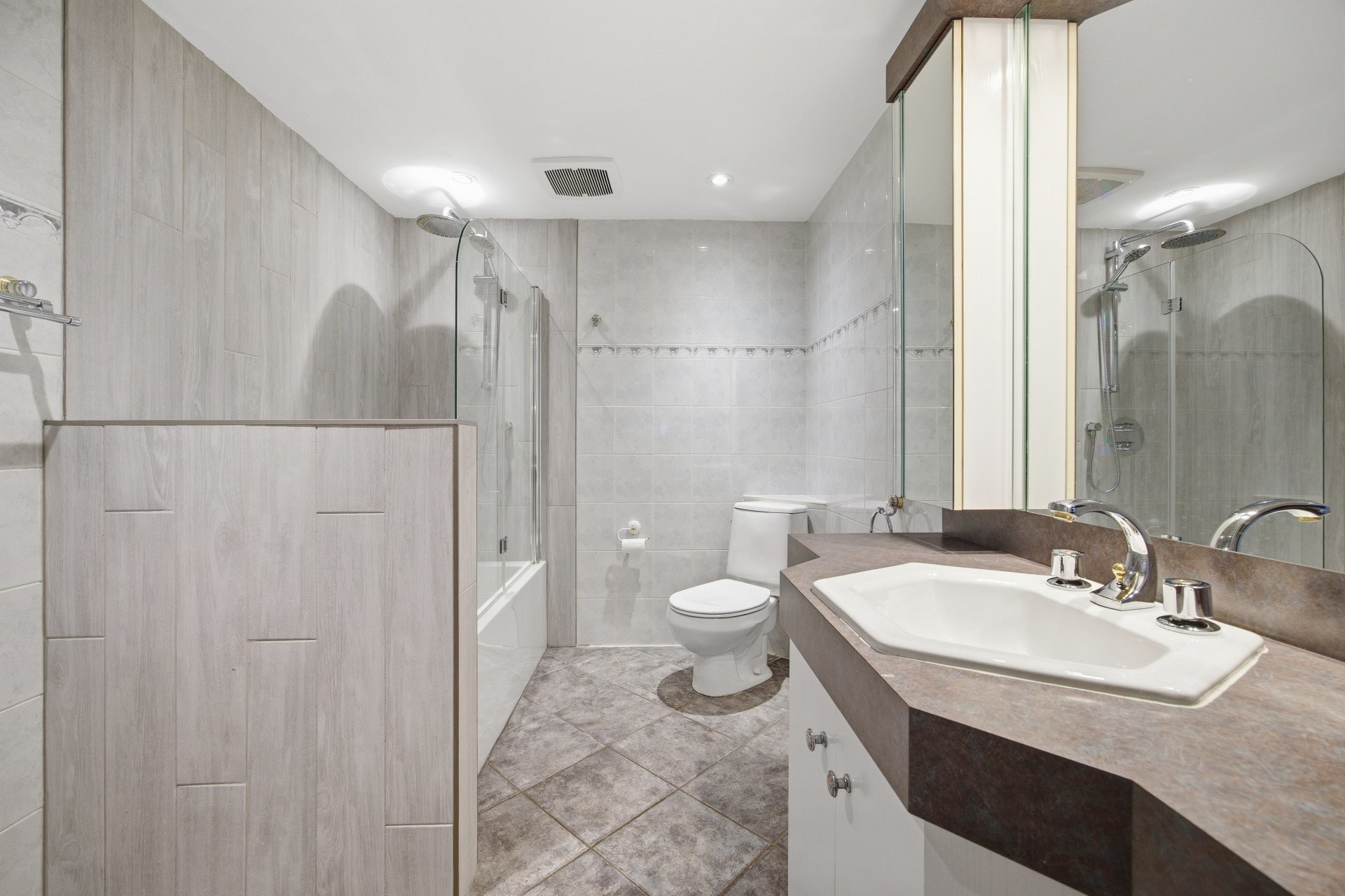 









951


Rue de Monaco

,
Mont-Saint-Hilaire,




QC
J3H4N4

