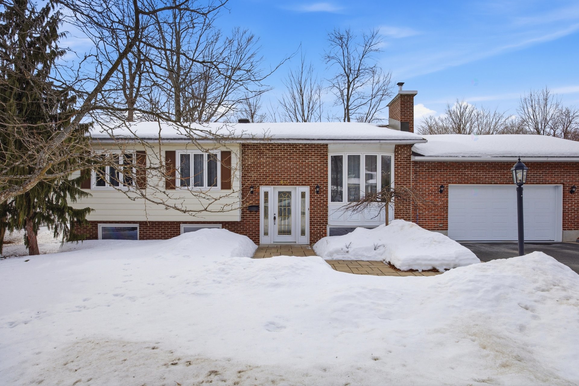 









951


Rue de Monaco

,
Mont-Saint-Hilaire,




QC
J3H4N4

