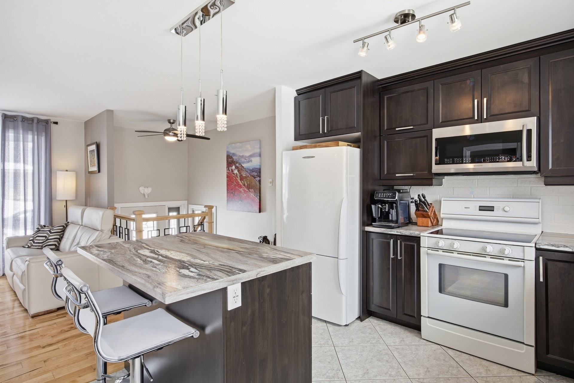 









951


Rue de Monaco

,
Mont-Saint-Hilaire,




QC
J3H4N4

