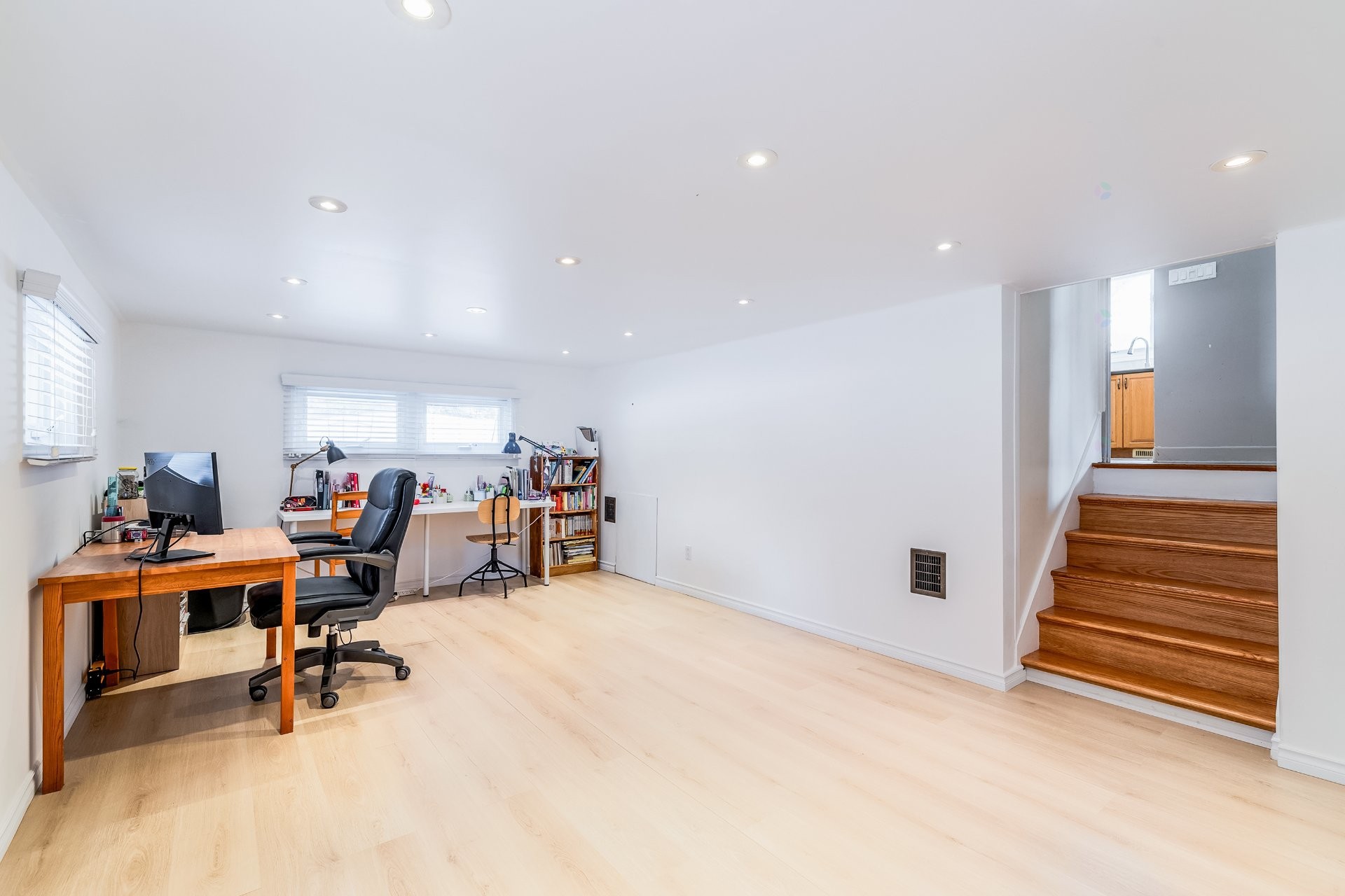 









129


Flamingo Drive

,
Beaconsfield,




QC
H9W2T3

