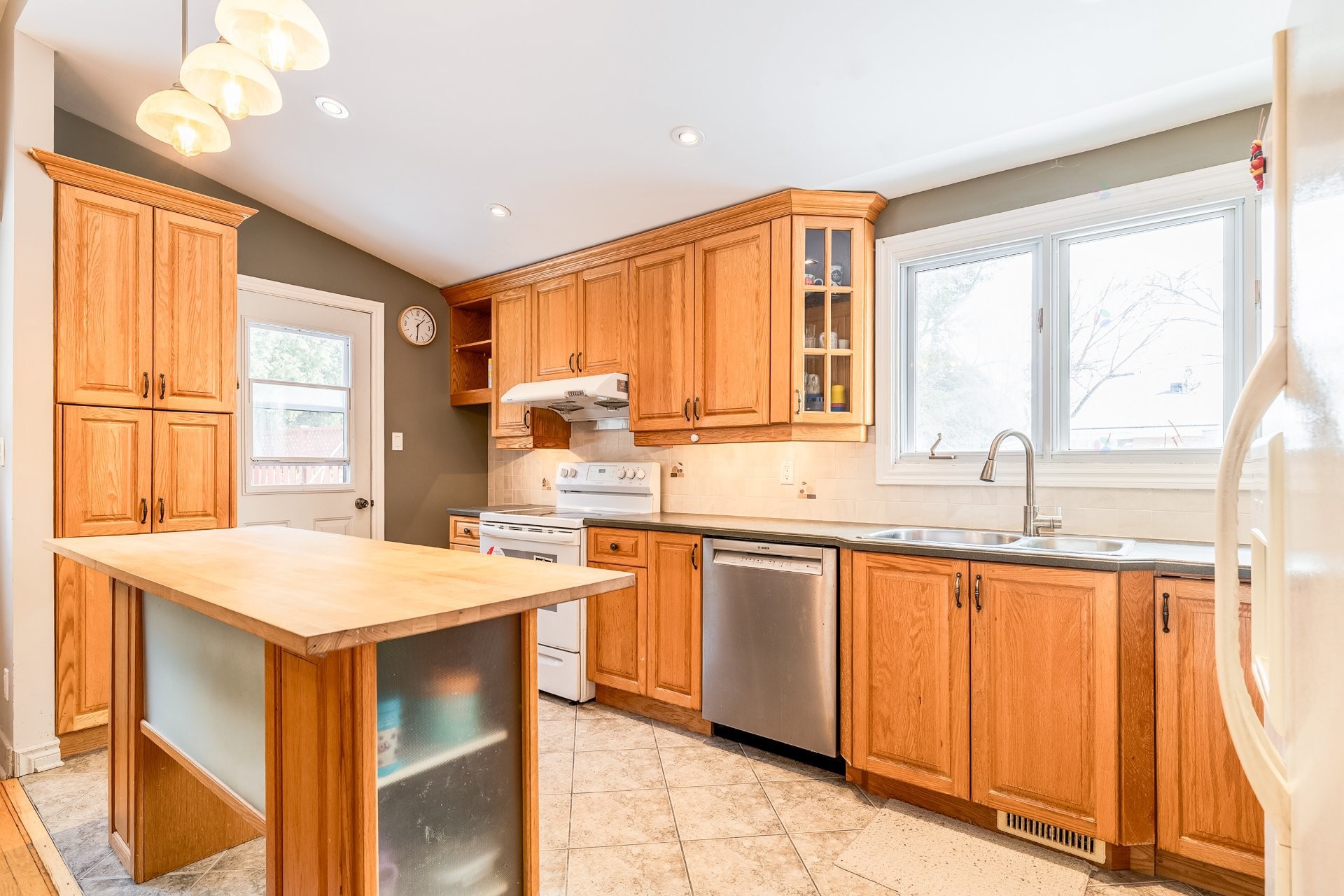 









129


Flamingo Drive

,
Beaconsfield,




QC
H9W2T3

