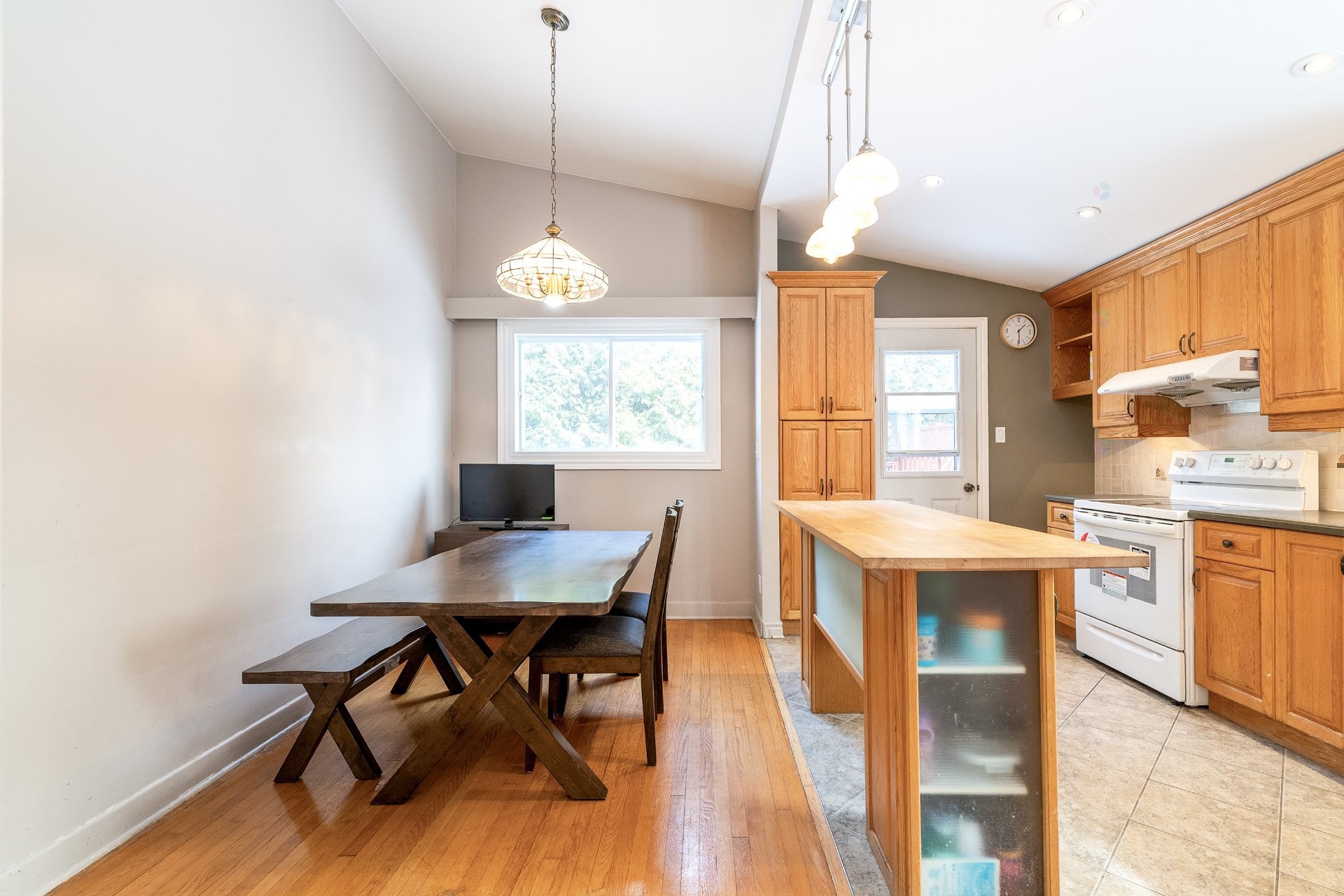 









129


Flamingo Drive

,
Beaconsfield,




QC
H9W2T3

