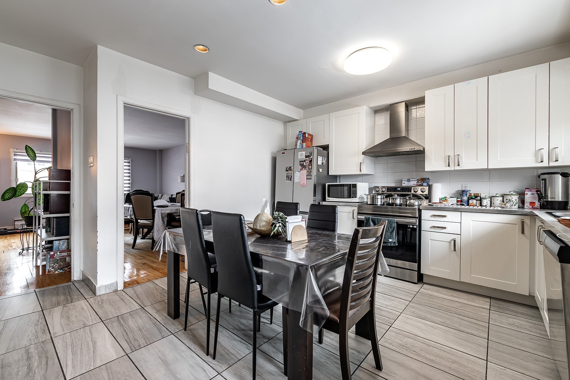 









5765

 - 5767


Av. Fairside

,
Côte-Saint-Luc,




QC
H4W2A6

