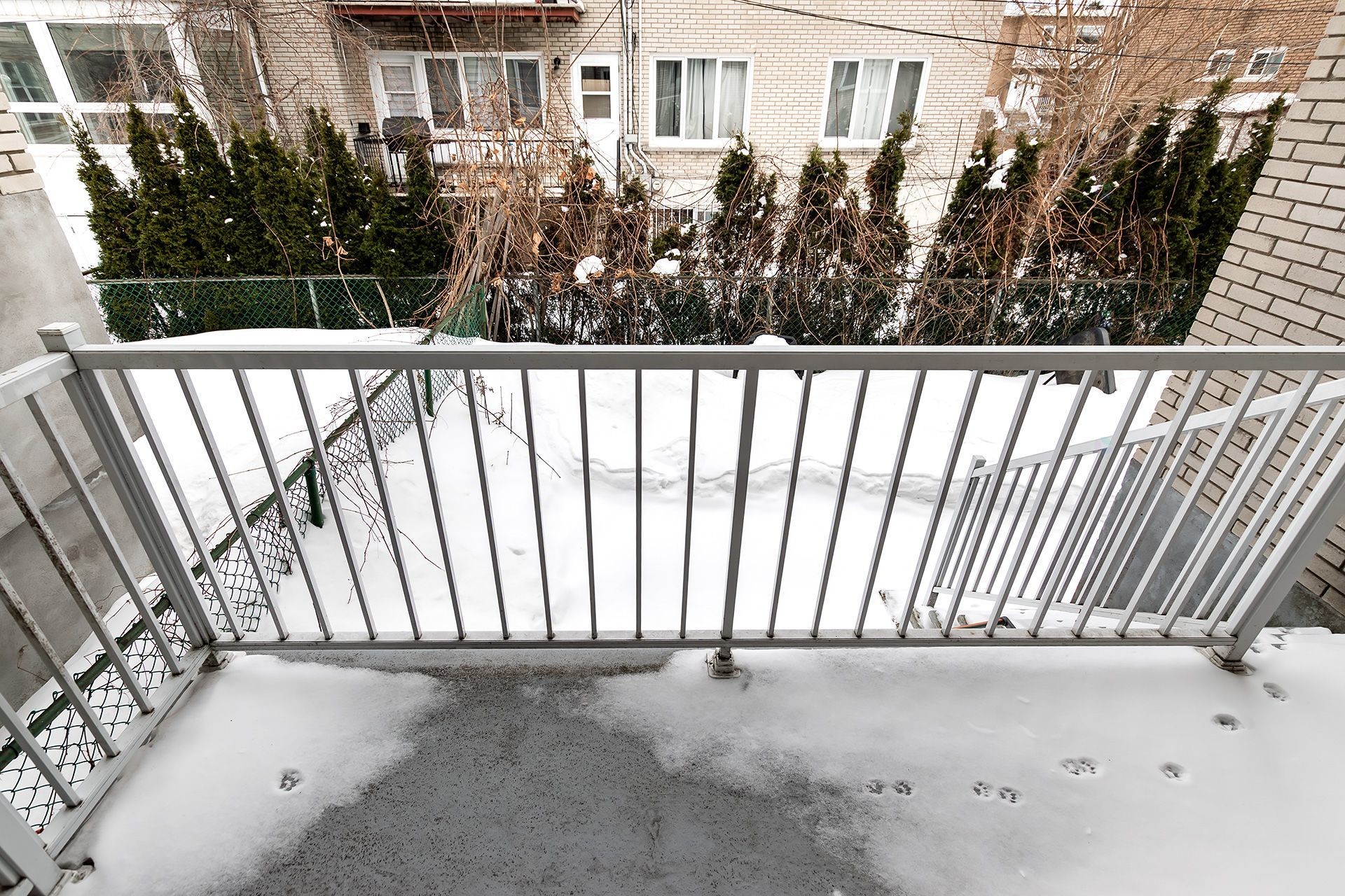 









5765

 - 5767


Av. Fairside

,
Côte-Saint-Luc,




QC
H4W2A6

