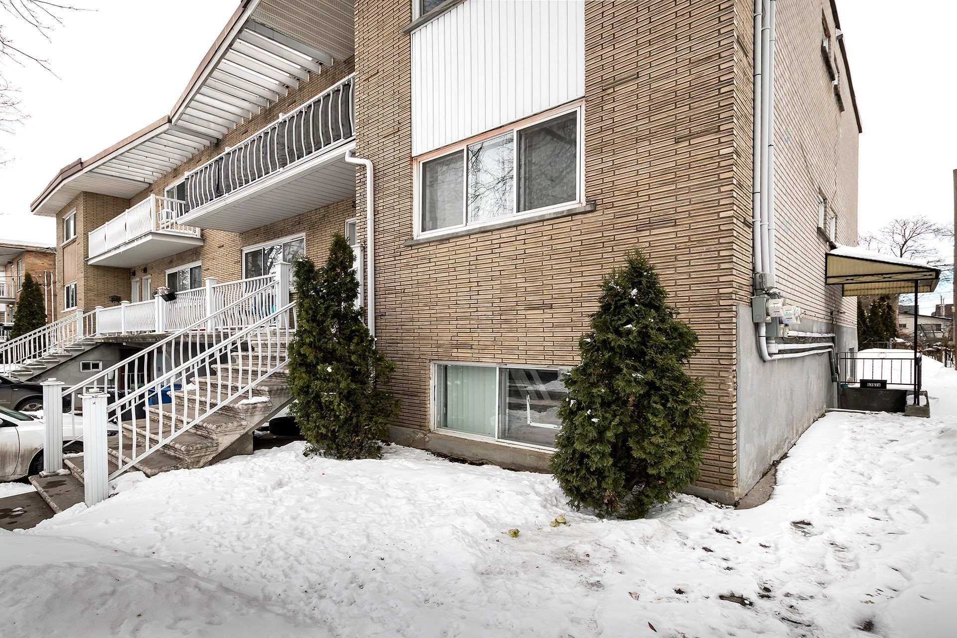 









5765

 - 5767


Av. Fairside

,
Côte-Saint-Luc,




QC
H4W2A6

