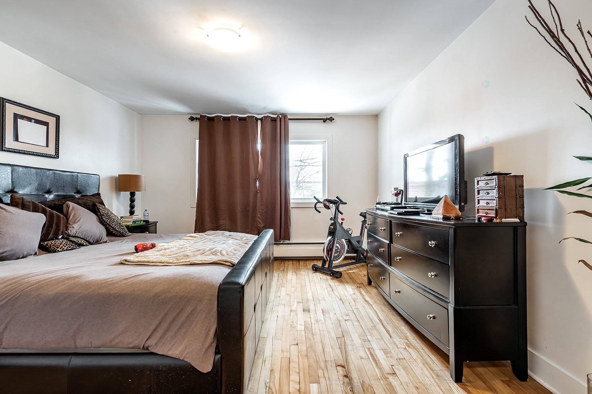 









5765

 - 5767


Av. Fairside

,
Côte-Saint-Luc,




QC
H4W2A6

