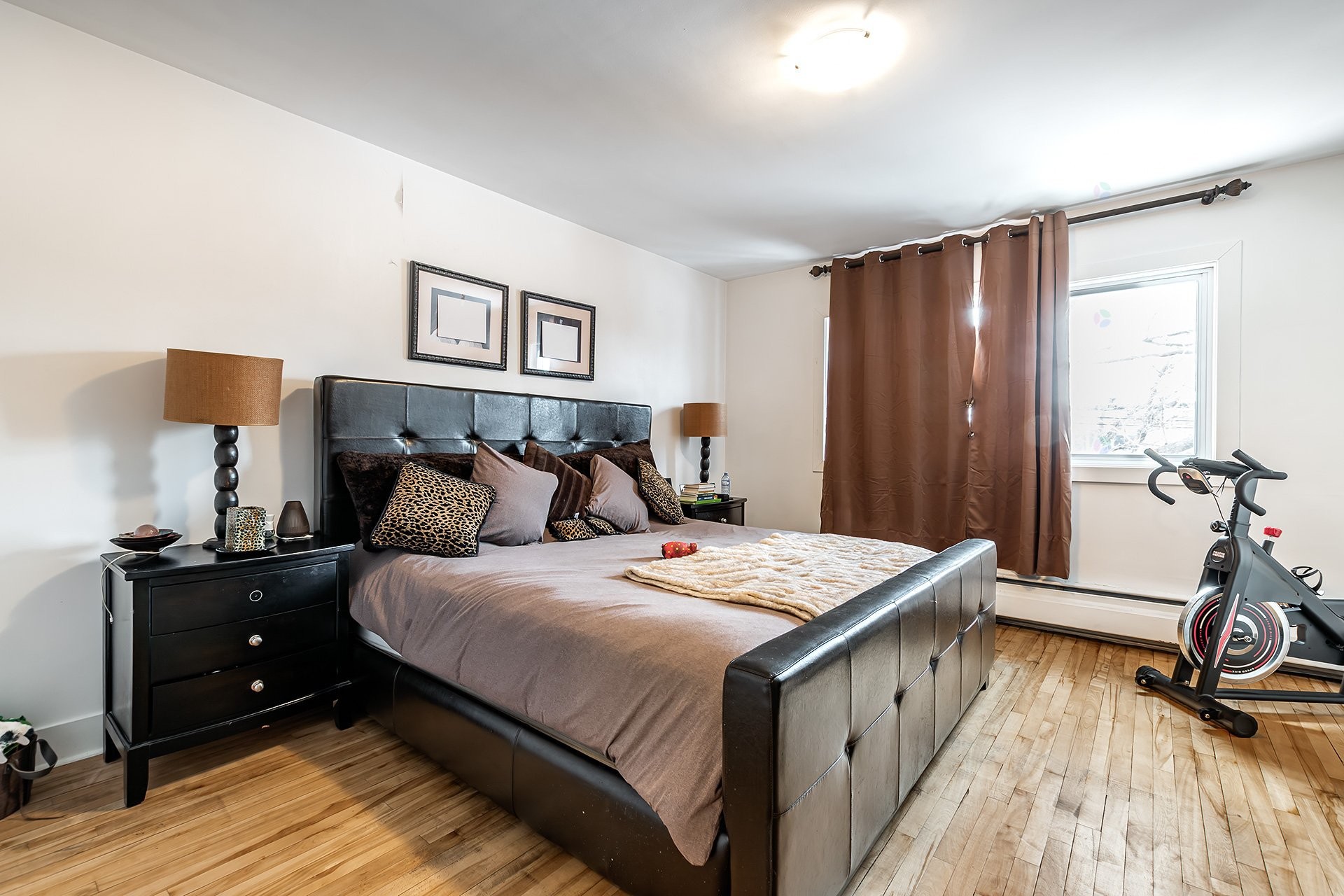 









5765

 - 5767


Av. Fairside

,
Côte-Saint-Luc,




QC
H4W2A6

