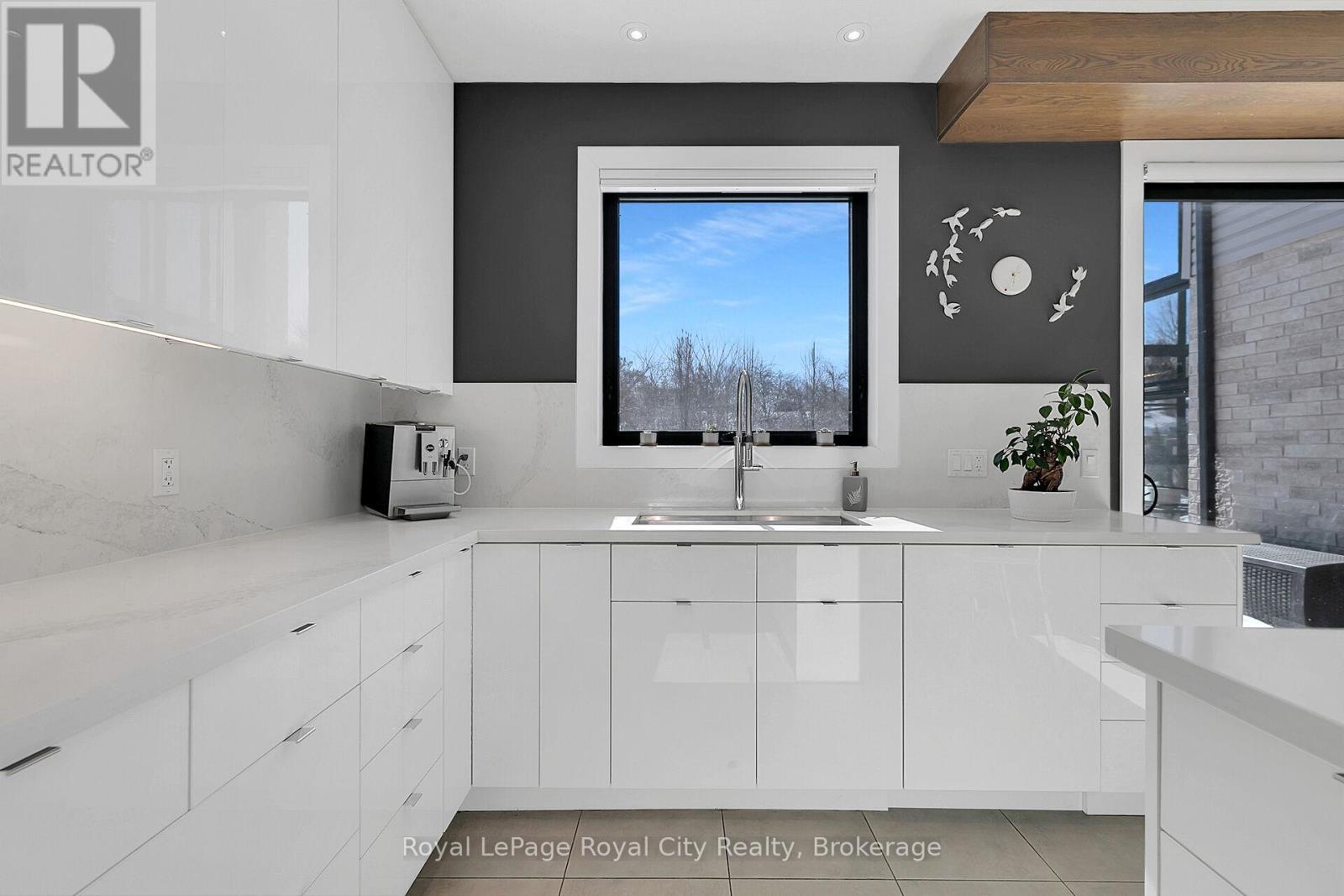 












303 GOSLING GARDENS

,
Guelph (Clairfields/Hanlon Business Park),




Ontario
N1L0M1

