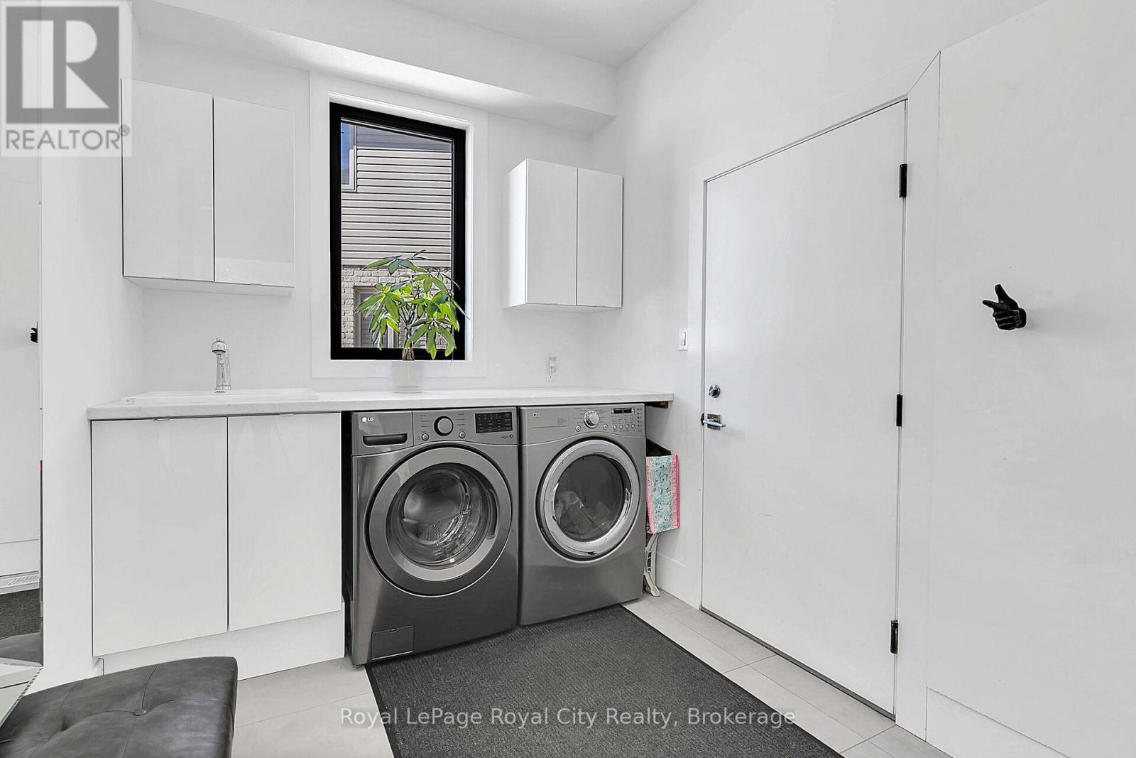 












303 GOSLING GARDENS

,
Guelph (Clairfields/Hanlon Business Park),




Ontario
N1L0M1

