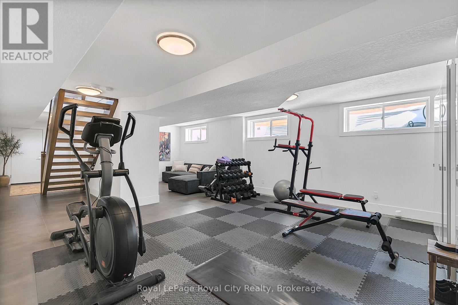 












303 GOSLING GARDENS

,
Guelph (Clairfields/Hanlon Business Park),




Ontario
N1L0M1

