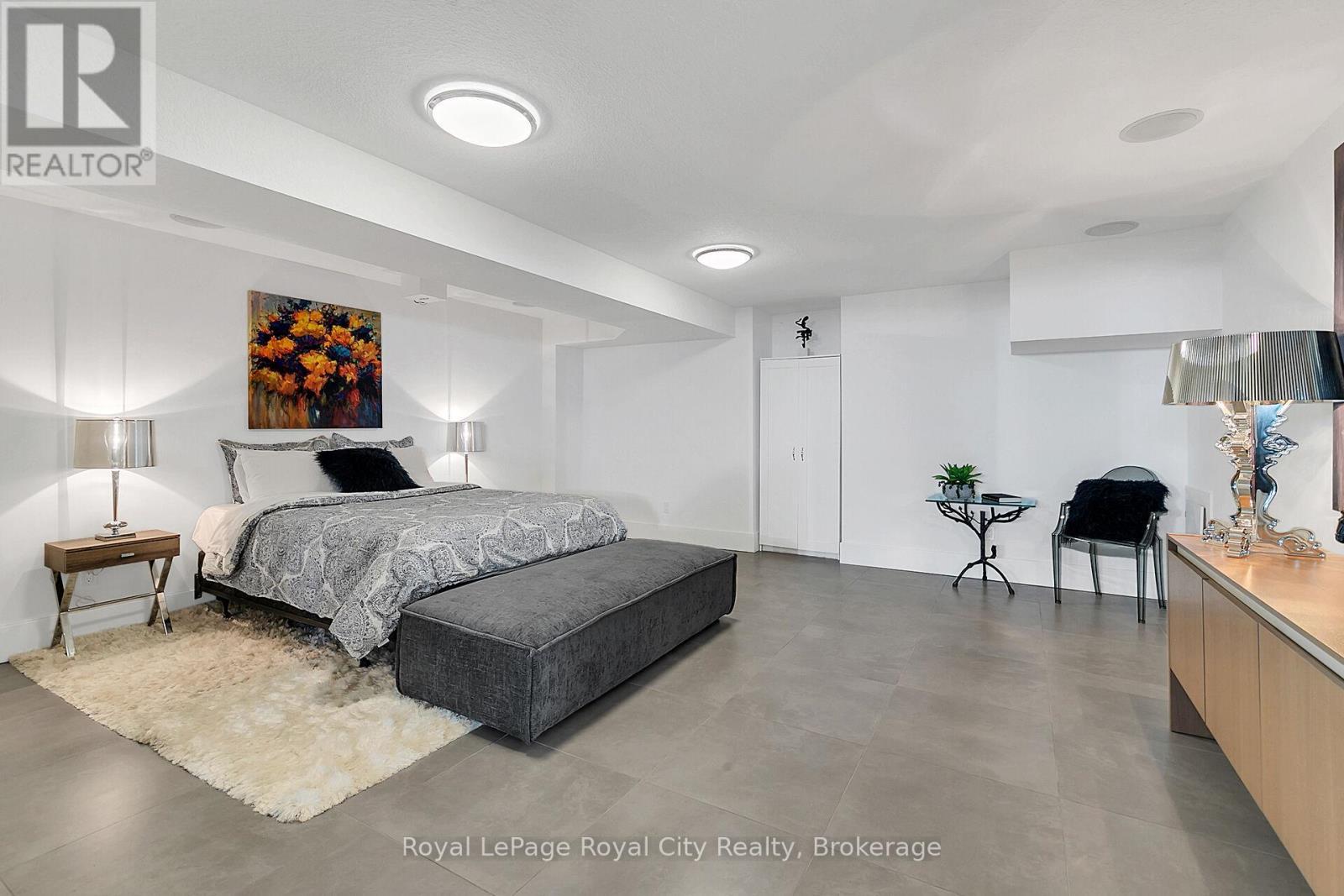 












303 GOSLING GARDENS

,
Guelph (Clairfields/Hanlon Business Park),




Ontario
N1L0M1

