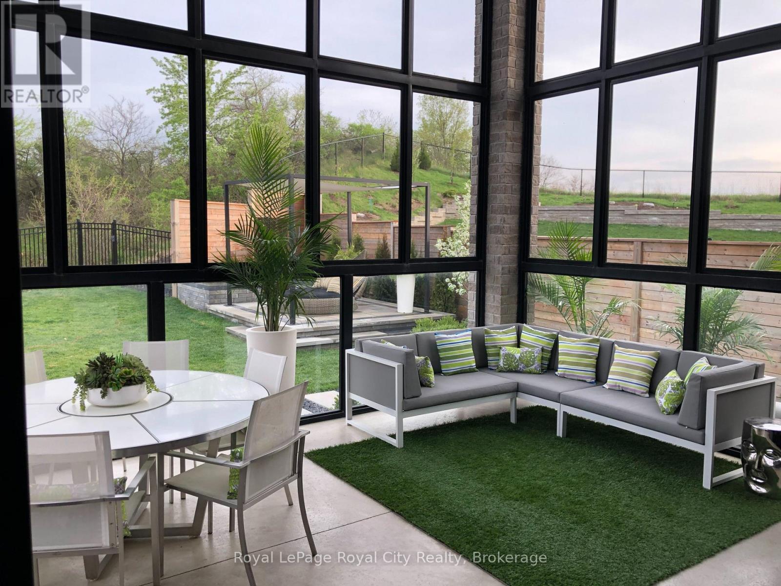 












303 GOSLING GARDENS

,
Guelph (Clairfields/Hanlon Business Park),




Ontario
N1L0M1

