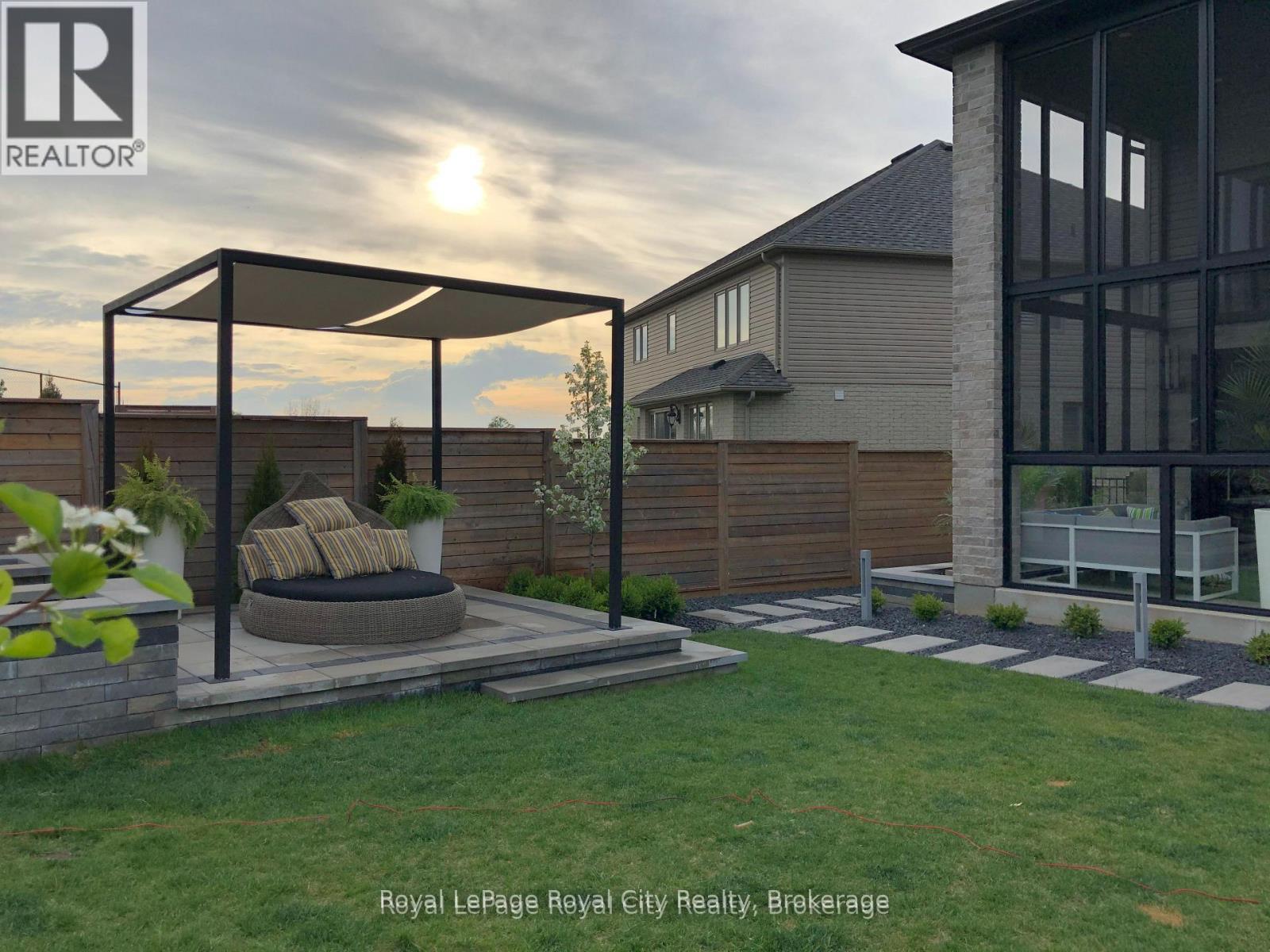 












303 GOSLING GARDENS

,
Guelph (Clairfields/Hanlon Business Park),




Ontario
N1L0M1

