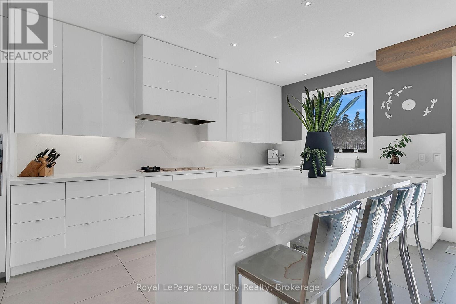 












303 GOSLING GARDENS

,
Guelph (Clairfields/Hanlon Business Park),




Ontario
N1L0M1

