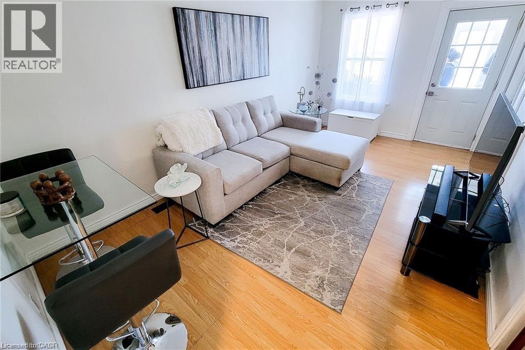 












86 EAST 18TH Street

,
Hamilton,




Ontario
L9A4N8

