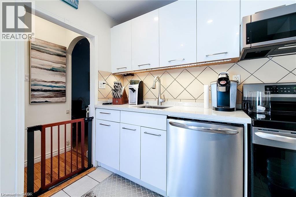 












86 EAST 18TH Street

,
Hamilton,




Ontario
L9A4N8

