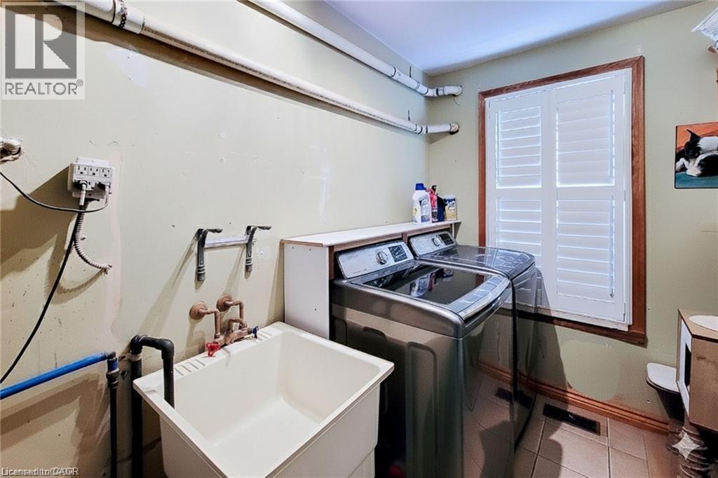












86 EAST 18TH Street

,
Hamilton,




Ontario
L9A4N8


