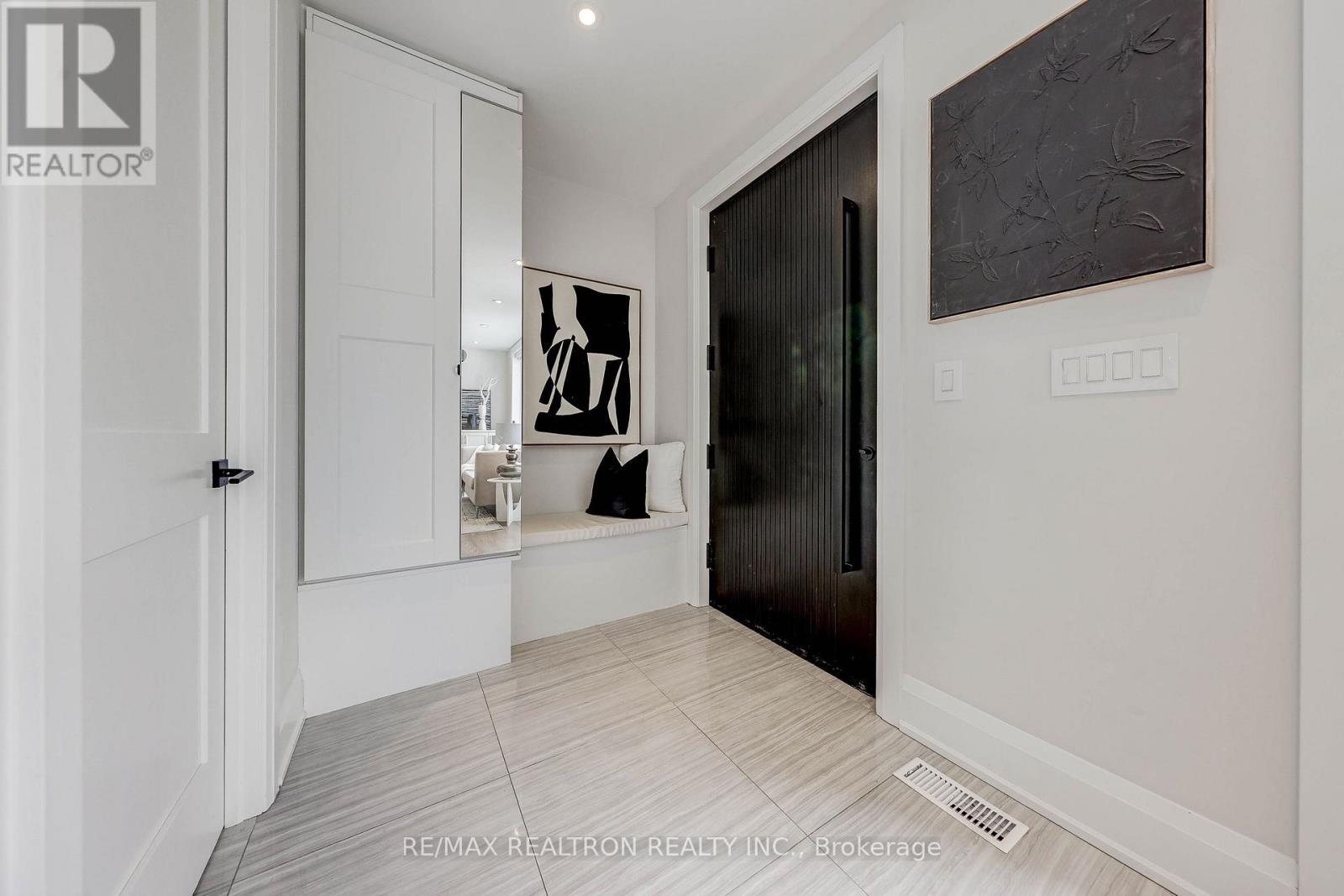 












523 BRIAR HILL AVENUE

,
Toronto,




Ontario
M5N1N1

