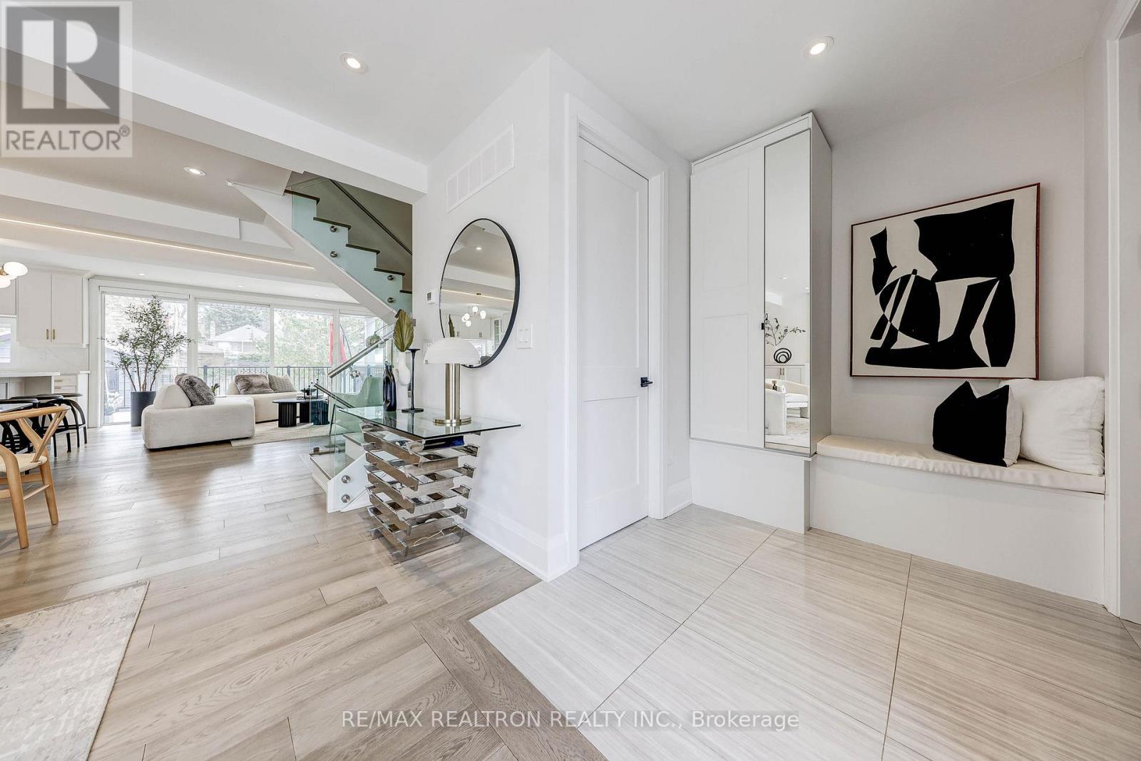 












523 BRIAR HILL AVENUE

,
Toronto,




Ontario
M5N1N1

