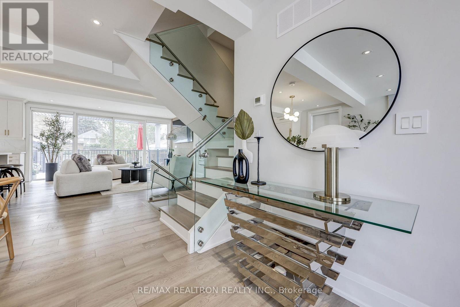 












523 BRIAR HILL AVENUE

,
Toronto,




Ontario
M5N1N1

