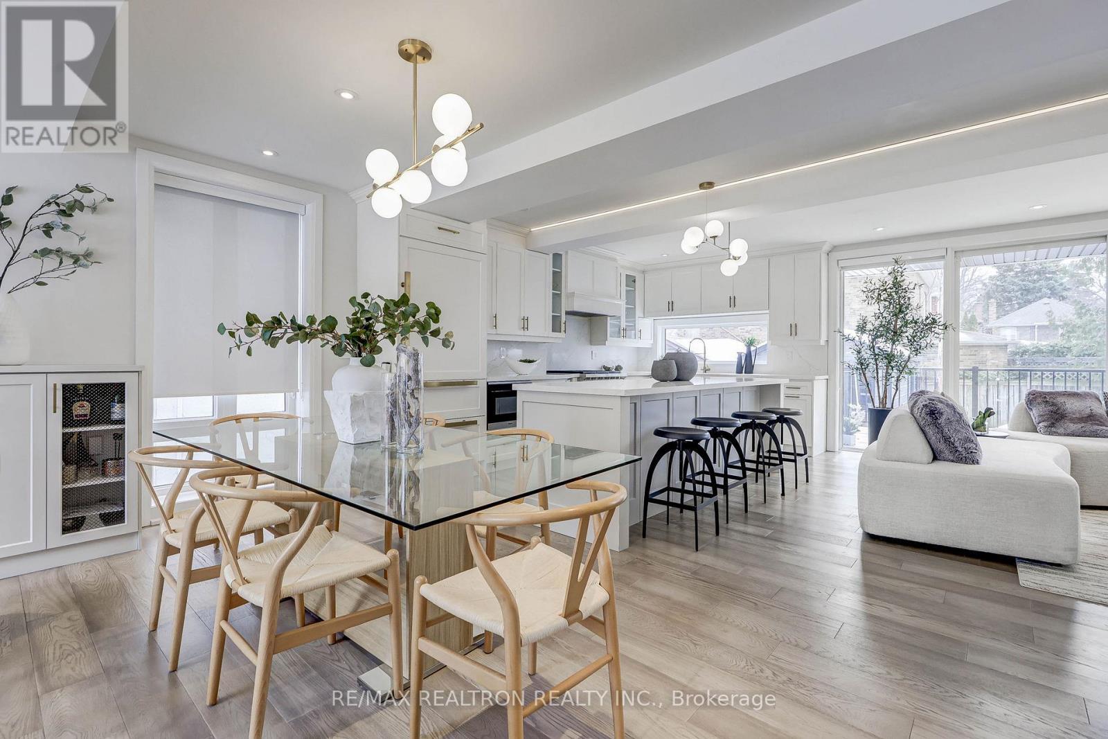 












523 BRIAR HILL AVENUE

,
Toronto,




Ontario
M5N1N1

