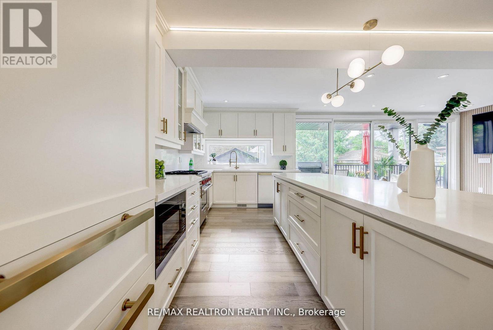 












523 BRIAR HILL AVENUE

,
Toronto,




Ontario
M5N1N1

