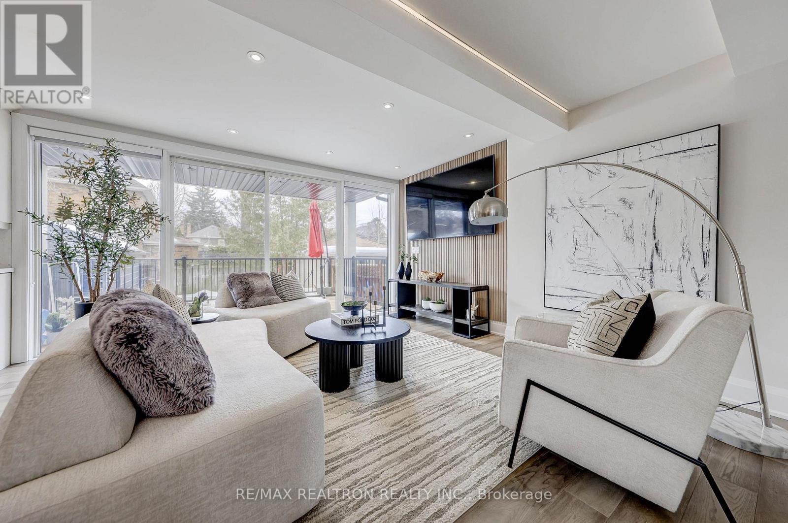 












523 BRIAR HILL AVENUE

,
Toronto,




Ontario
M5N1N1

