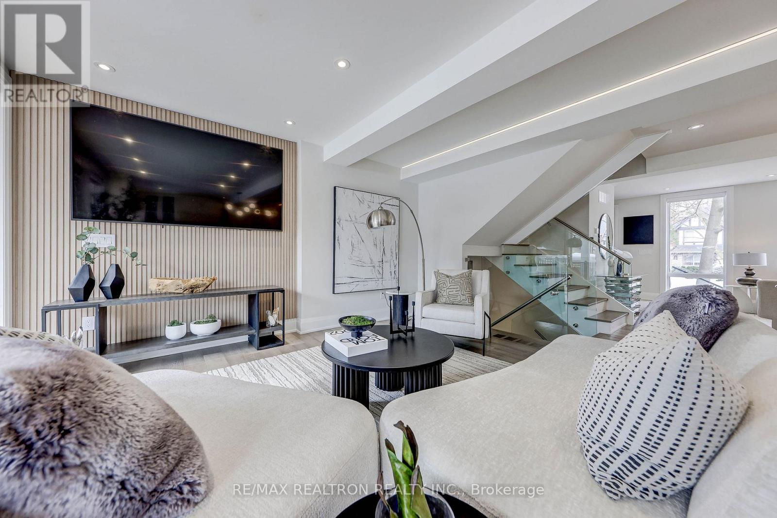 












523 BRIAR HILL AVENUE

,
Toronto,




Ontario
M5N1N1

