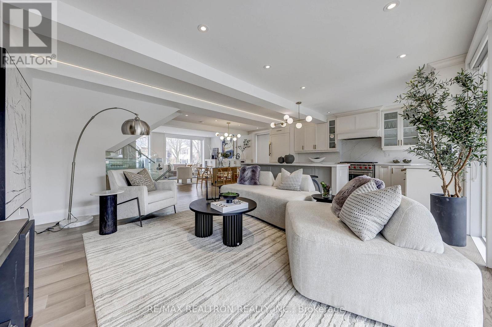 












523 BRIAR HILL AVENUE

,
Toronto,




Ontario
M5N1N1

