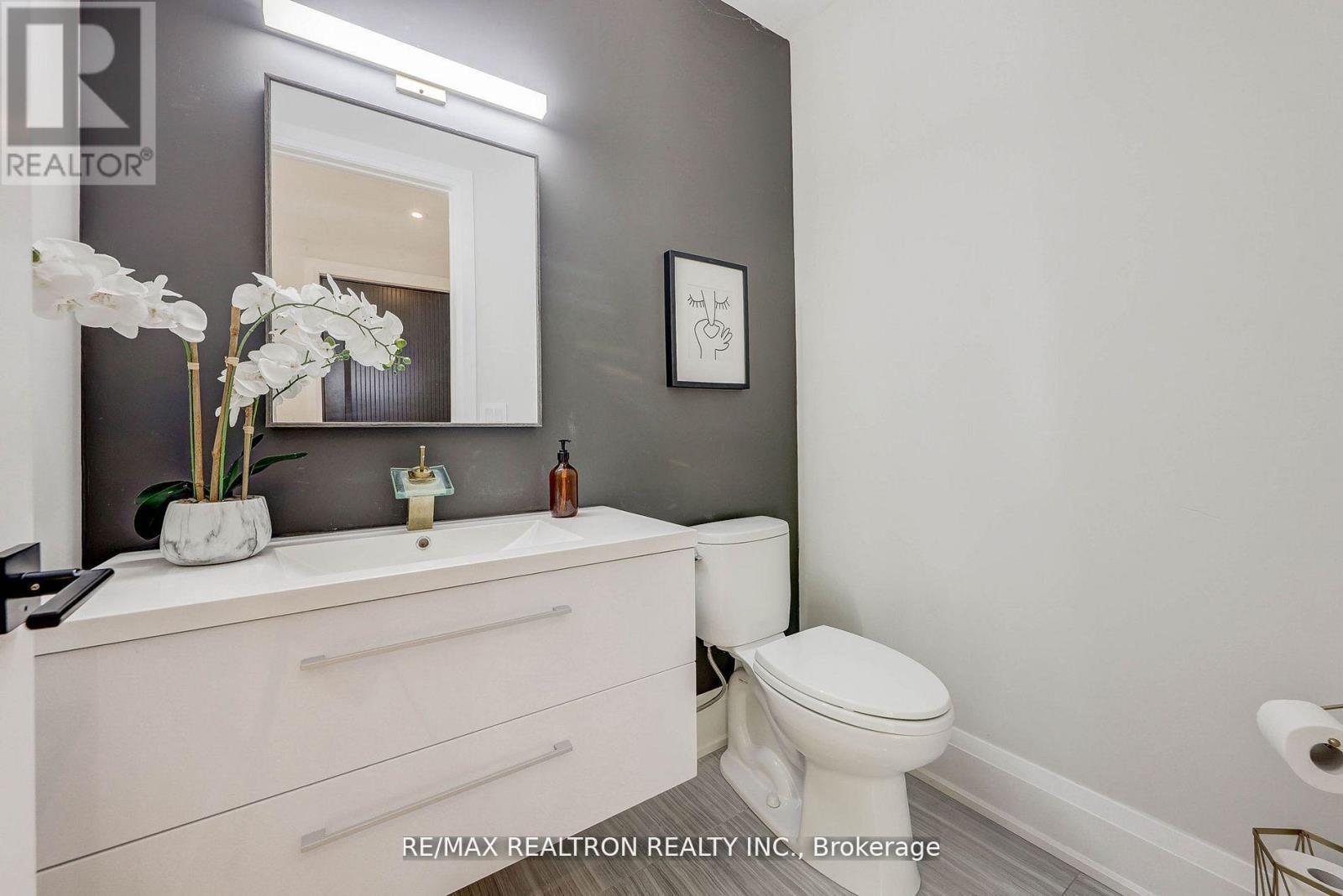 












523 BRIAR HILL AVENUE

,
Toronto,




Ontario
M5N1N1

