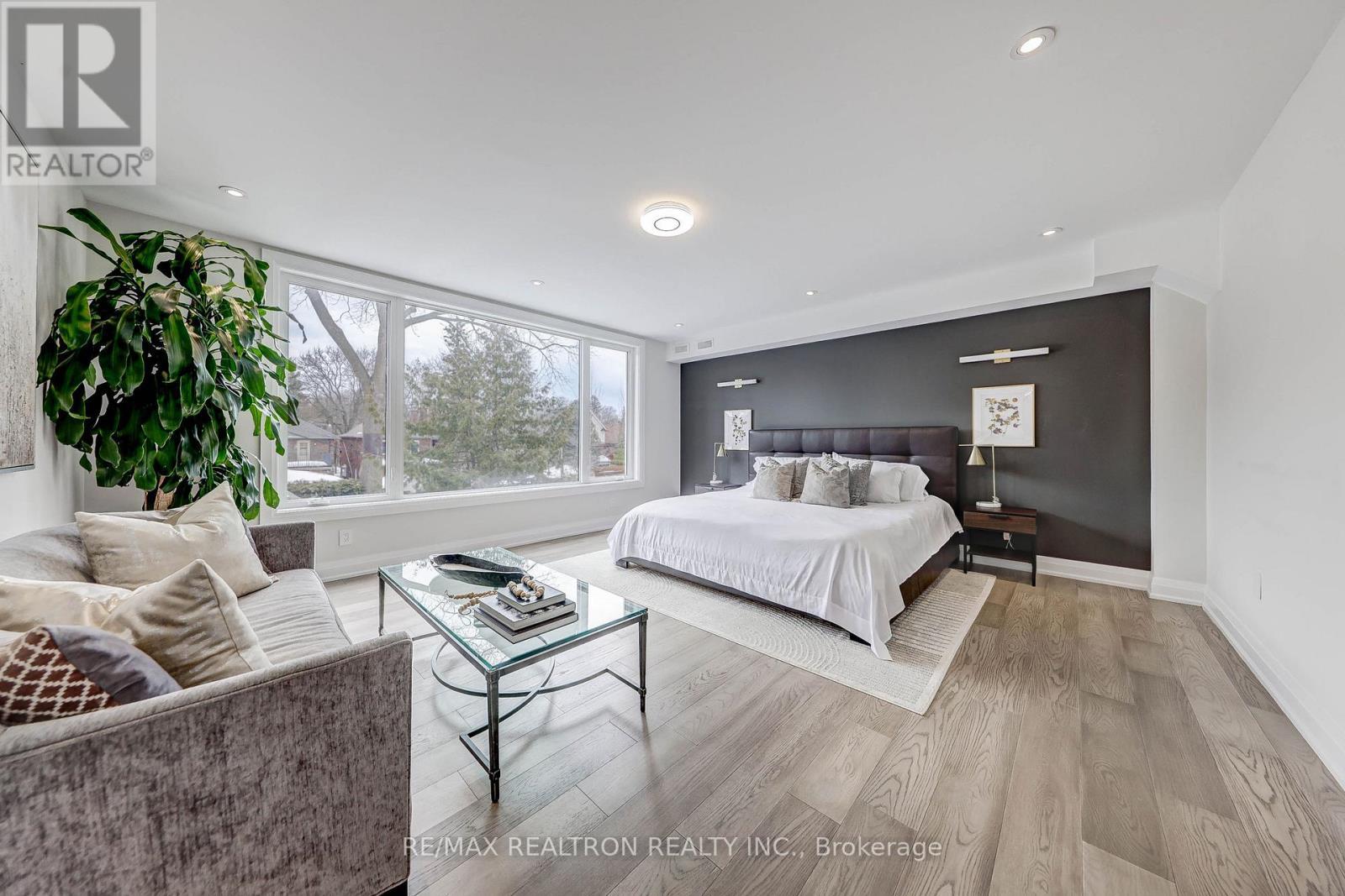 












523 BRIAR HILL AVENUE

,
Toronto,




Ontario
M5N1N1

