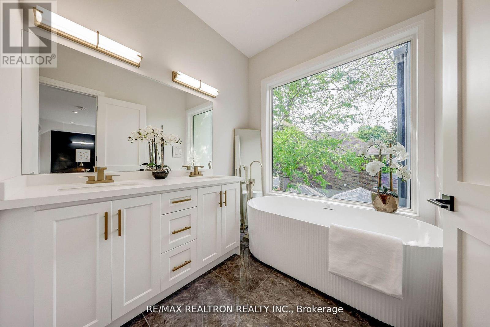 












523 BRIAR HILL AVENUE

,
Toronto,




Ontario
M5N1N1

