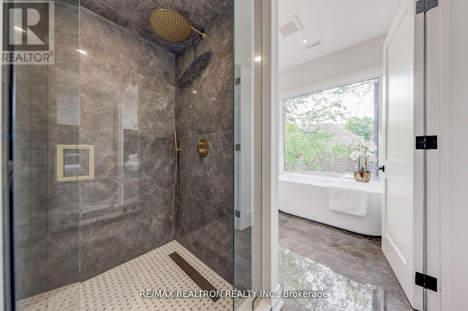 












523 BRIAR HILL AVENUE

,
Toronto,




Ontario
M5N1N1

