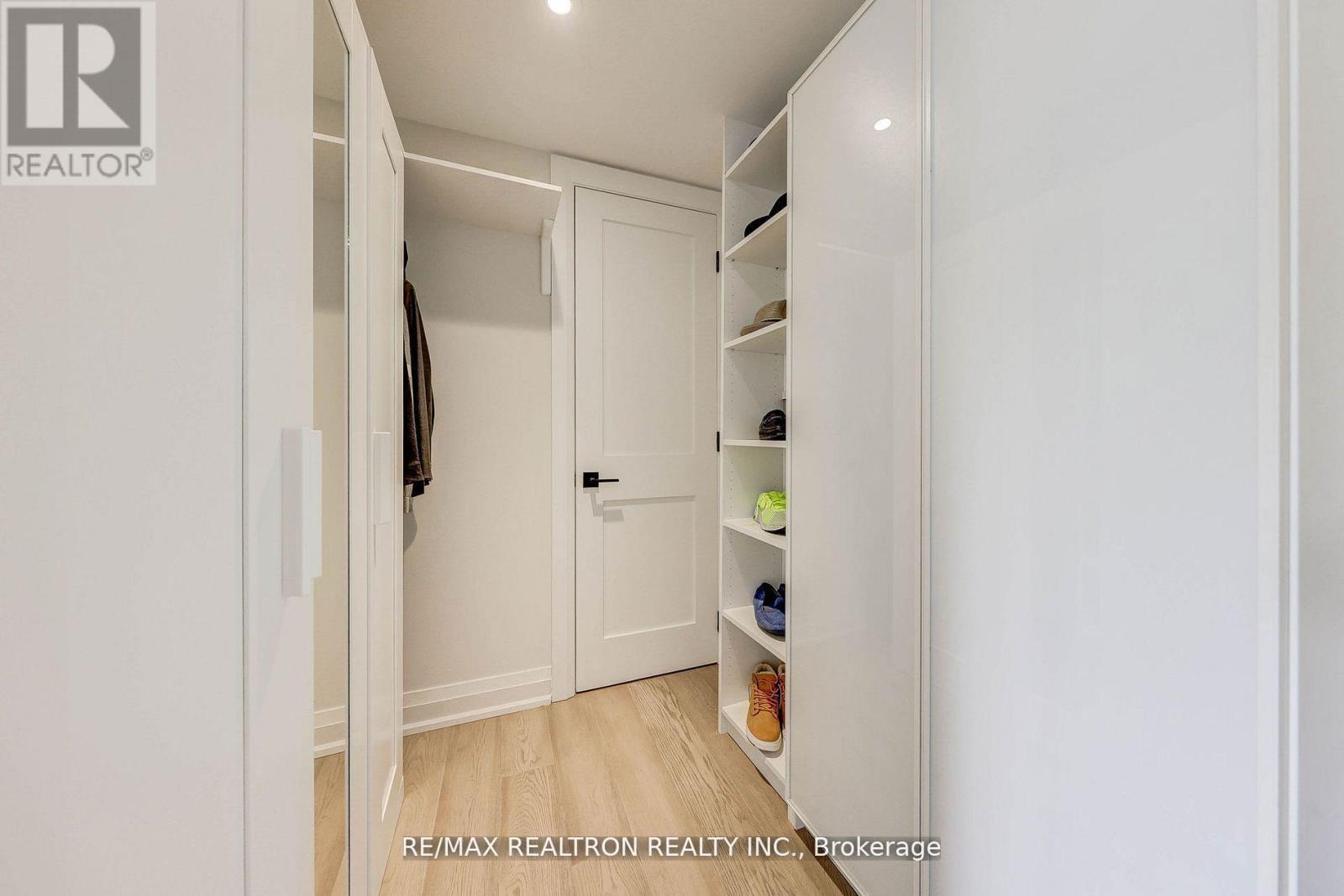 












523 BRIAR HILL AVENUE

,
Toronto,




Ontario
M5N1N1

